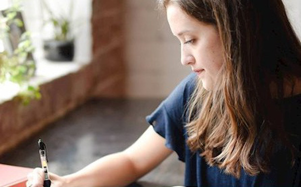 Bí quyết của cô gái kiếm 6.000 USD mỗi ngày nhờ viết trích dẫn mùi mẫn trên Instagram - Ảnh 1. Bí quyết của cô gái kiếm 6.000 USD mỗi ngày nhờ viết trích dẫn mùi mẫn trên Instagram - Ảnh 1.